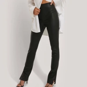 Skinnbyxor med slits - Från NAKD, helt oanvända och precis beställda! Superfina byxor verkligen! Strl M men passar även S! Buda från 200kr