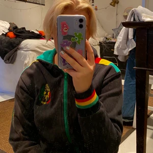 Super cool rasta hoodie - As ball rasta hoodie med dragkedja i fram. Storlek xs men passar också s 