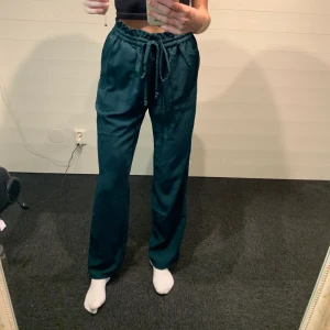 Kostymbyxor  - Gröna kostymbyxor i stolek s. Aldrig använda. Mycket mörkare än vad det ser ut på bilden. Jag är 170cm lång💓 150kr + 44kr i frakt