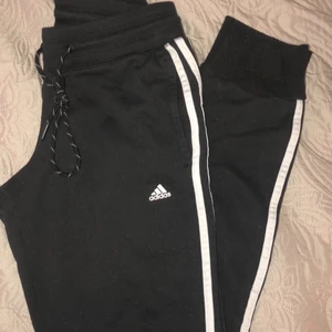 Adidas mjukisbyxor - Svarta adidas mjukisbyxor med vita sträck / tänder på sidorna. En aning noppriga men inte mycket. Fraktar eller möts upp i Solna, Stockholm.