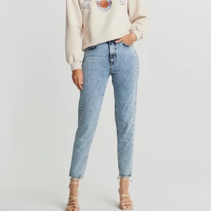Mom dagny jeans  - Så fina blå  mom jeans från Ginatricot i storlek 38. Aldrig använda pågrund att de va lite för små för mig. Nypris 500, säljer för 150kr🥰