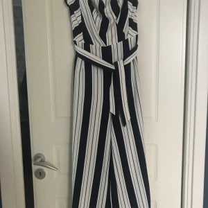 Jumpsuit  - En fin sailor jumpsuit från HM använd högst 3 gånger. Mkt fint skick strl S 