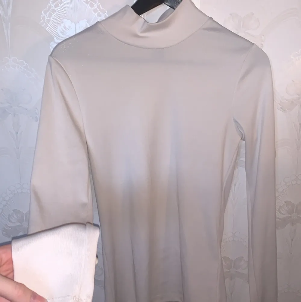 Säljer denna super snygga tröjan från second hand. Tyget är lite silkigt och mjukt, det är  dessutom lite tjockt och perfekt till vintern😊Frakten ingår alltid❤️. Tröjor & Koftor.