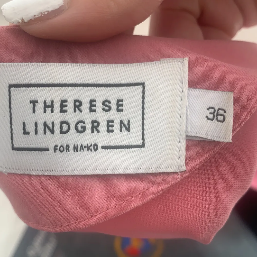 Säljer min rosa klänning från Therese Lindgrens kollektion för NA-KD, använd varsamt 2 ggr, nyskick, jättefin men fick ingen användning av den mer. Köparen står för frakten! Nypris: 400, buda gärna!. Klänningar.