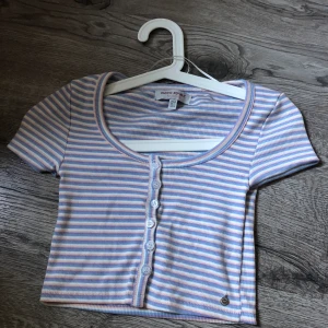 Helt ny croppad topp från Pull and bear - Jättefin croppad topp med pastelfärgade ränder och knäppning, aldrig använd endast testade, storlek S. Säljer då den inte kommer till användning. 199 kr + frakt 💓