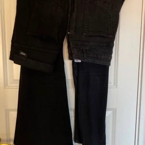 Dr denim och Cubus jeans - byxa till vänster Dr denim svarta bootcut jeans köpta för 500kr säljer för 150kr stl xl/ 34 (stl xl - längd 34)  Byxa till höger Svarta tighta jeans 50kr Cubus stl L..!!! KÖP BÅDA FÖR 160kr  📍Kunden betalar frakten! Frakten ligger runt 22-110kr, beroende på vikten. Vill du däremot ha paketet spårbart ligger priset runt 103-191kr, beroende på vikten.  Jag skickar endast!  💵Betalningarna sker via Swish.  Ni skickar namn, adress, postnummer och ort. Jag skickar numret, och jag skickar inte iväg paketet INNAN jag fått en Swish med den giltiga summan. Jag tar en bild när paketet är redo att posta.  