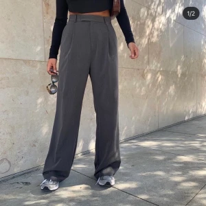 Grå byxor  - Grå supersnygga byxor från det populära märket Djerf avenue i storlek xs. Inköpta för 1500kr säljer de nu för 399:-  Byxorna är använda en gång så de är som nya. Helt slutsålda på hemsidan så passa på att fynda!! 😇 skickar gärna om köparen står för frakt. 😊