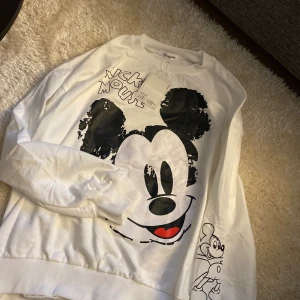 Tröjan  - Sweater micky mouse ,oanvänd. Ej äkta 