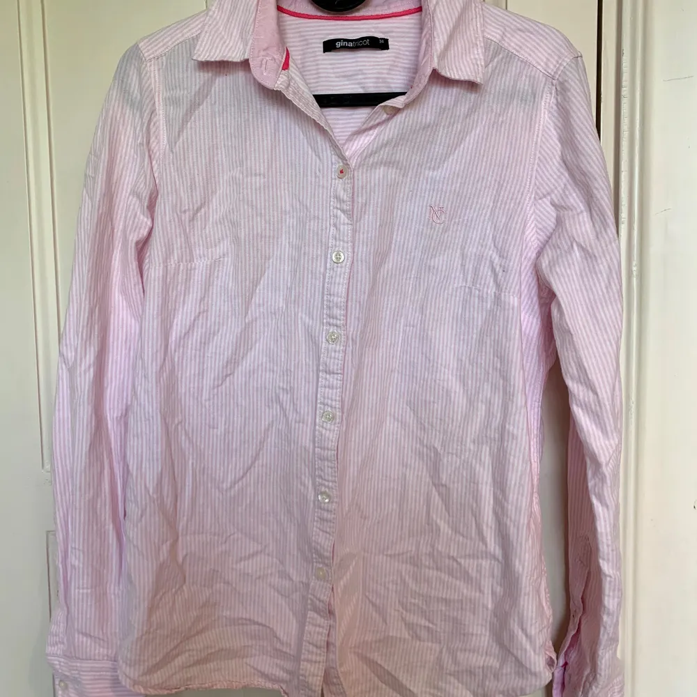 Rosa och vit randig skjorta. Knappt använd. Väldigt fin och lätt att styla. Frakt kan tillkomma, 59kr.. Skjortor.