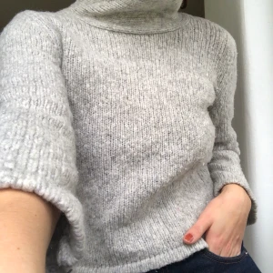 Filippa k ylle-polo - Min älskade stickade polo från Filippa k! Supermysig och jätte varm i 100% ull. Min sambo råkade tvätta den i maskin så den krympte till en xs❤️😖 satt pris eller högst bjudande gäller! Köparen står för frakt💞