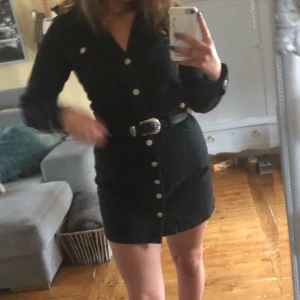 Svart jeansklänning - Superfin jeansklänning från Zara. Använd en gång men är tyvärr för stor på mig. Nypris 360kr. Priset kan diskuteras vid snabb affär.