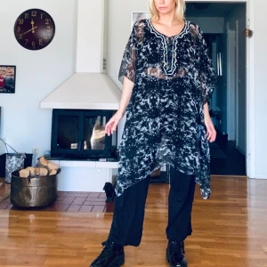 Transparent tunika - Transparent tunika i storlek L/XL. Den är väldigt oversized i modellen. Sparsamt använd så i ett jättefint skick. GRATIS FRAKT🦋