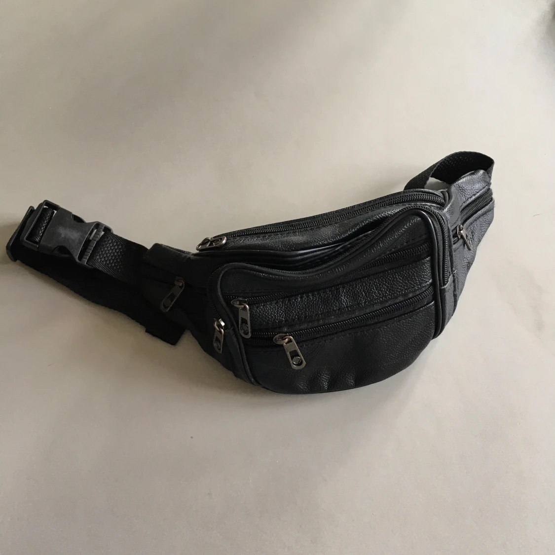 Svart midjeväska - 90