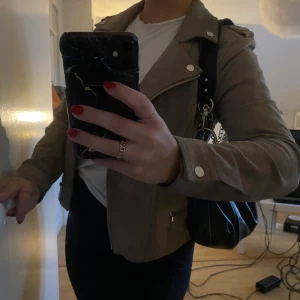 Bikerjacket - Säljer min beiga bikerjacket från Vero Moda! Köpt för 1000kr men säljer för 400! 🥰🥰