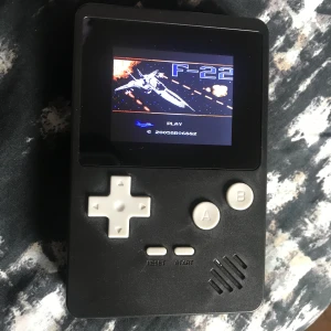 Gameboy  - Från 2019, knappt använd. Går på batteri. Finns 100 spel eller mer minns ej. Men kul att fördriva tiden med! Frakt är 42 kr 😊