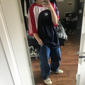 Oversized t-shirt - Fett oversized t-shirt från secondhand. Prislapp var kvar på den när jag köpte den, väldigt oanvänd alltså. Buda i kommentarerna, startbud 80 kr. Frakt är 59 kr! 😊