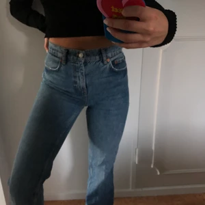 Zara-jeans  - Jeans från zara. Sitter tajt högst upp sedan lite utsvängda. Bra längd på mig, jag är 1,64. Jag har klippt av dom längst ner. Gillar dessa mycket men kommer inte mycket till användning. Köpta för 650 kr. Säljer för 200kr