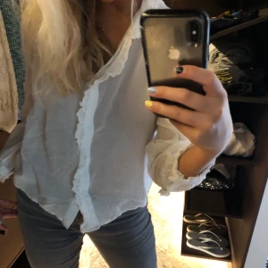 Volangblus - Fin blus med volanger, sååå snyggt att ha typ under en stickad tröja☺️🤍