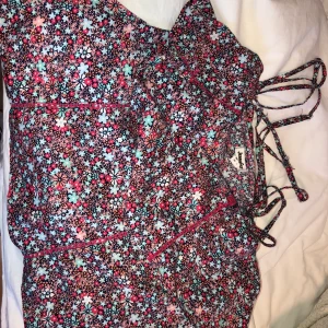 Jennifer linje  - Den passar får M och S storlek okså super nice att ha på somrana 