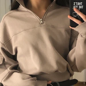 Beige rosa tröja - Tröja av tjockare material, köpt från H&M. Fickor på armarna som dekoration och dragkedja i kragen. Endast använt denna ett fåtal gånger då jag inte tyckte att den passade mig. Väldigt bra skick. Frakt tillkommer💞