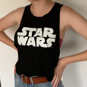 Starwars-linne - Svart linne från h&m med Starwars-loggan. Passar bra att träna i eller ha som sovtröja. Passar S/M. Knappt använt. Pris 20kr + frakt🌶