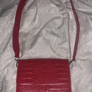 Röd väska  - Snygg röd väska som kan göra en outfit. 