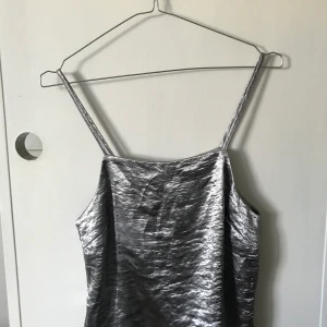 NA-KD topp till fest - Ett snyggt linne i bra skick från NA-KD endast använd enstaka gånger! stl. s 