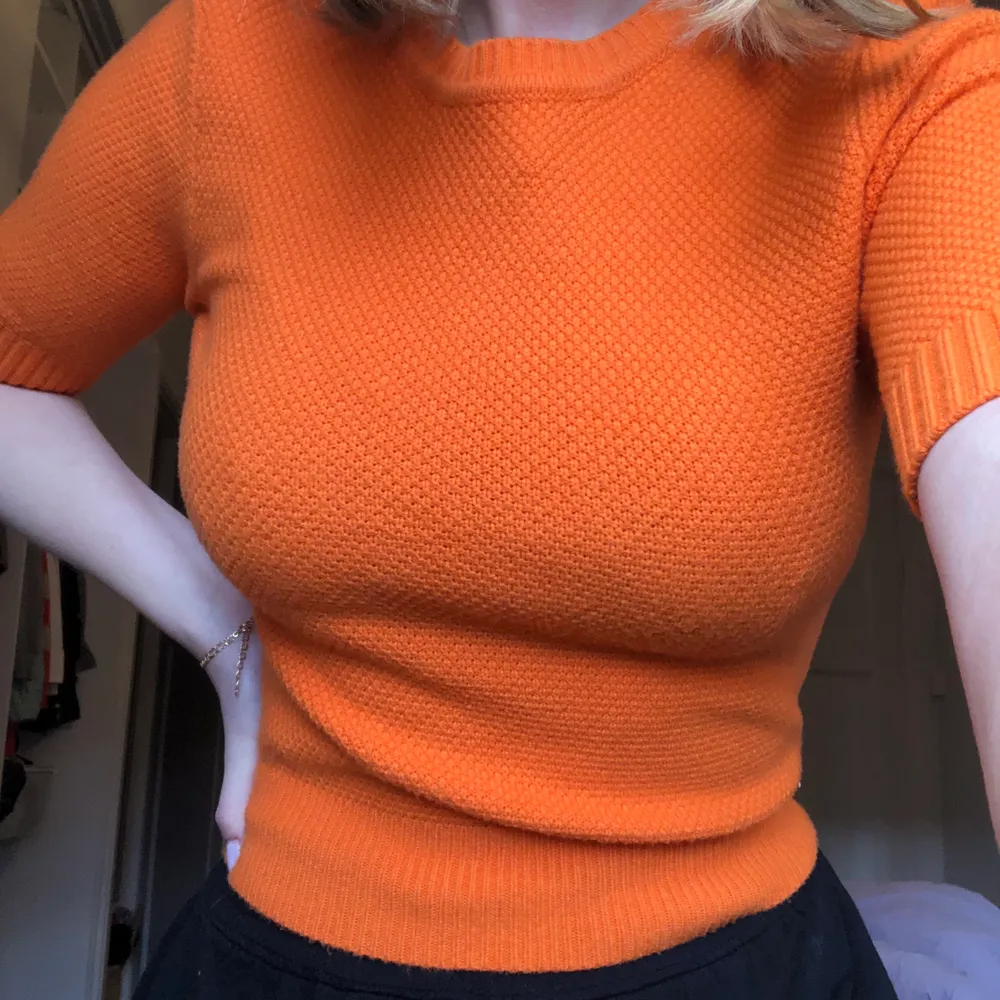 Superfin orange t-shirt från zara som jag bara använt en gång. Den är väldigt stretchig så passar xs-m beroende på hur man vill att den ska sitta💞. Toppar.