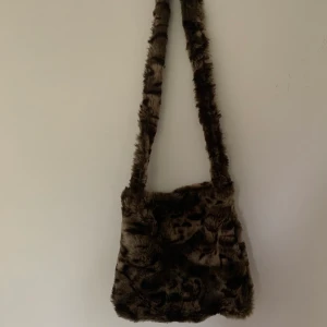 Leopard mönstrad fluffig väska! - En super fin och mysig väska som jag har sytt själv. Det är bra kvalitet på tyget jag använde. SÅLD!