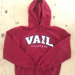 Vintage ”Vail” College Hoodie - Vintage ”Vail” College Hoodie, Röd Size S