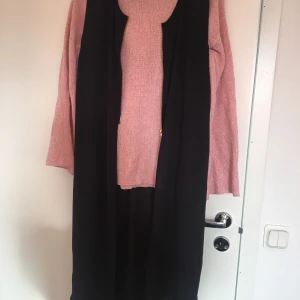 Väst med slitsar/dragkedja.  - Superfin på. Missvisande på kort. Köpt på bikbok. Ge bud. S. 