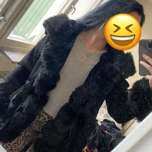 Super finpäls jacka - Fin Fatima jacka med fauxpäls. Den är i fint skick då använd 1,2 gånger. S/M