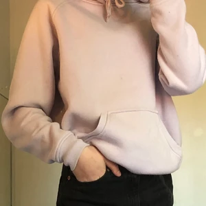 Lila hoodie från Bikbok - En lila hoodie från bikbok i Stl.XS i fint skick. Använt fåtal gånger, säljer pga att jag inte använder den.