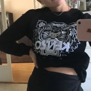 Svart kenzo tröja med vitt/blått/grått tryck  - Svart kenzo tröja med vitt/blått/grått tryck i storlek S men sitter jätte bra på xs/m också beroende på hur man vill att den ska sitta❤️ 