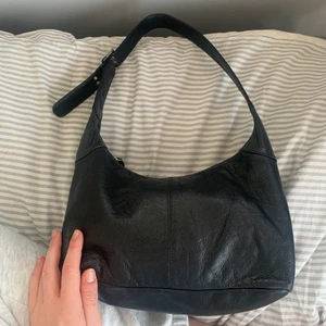 Svart axelväska  - Säljer min fina svarta axelväska, rymlig och det får plats mycket! ✨✨ 120 + frakt (63kr) som gäller, skickar gärna fler bilder privat ☺️