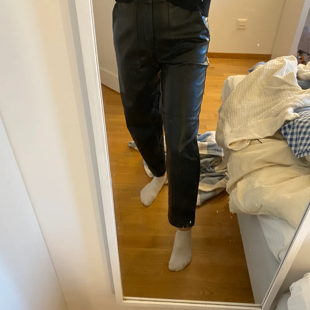 Skinnbyxor använda nån enstaka gång, snygg modell då dom inte är så tighta(skulle sitta finare på någon som modellen passar på)  sitter bra längst låren och lite mer rak i modellen:) stolek 34 men passar även 36:) . Jeans & Byxor.