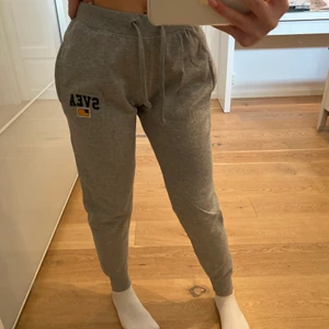 Mjukis byxor - Gråa mjukisbyxor från SVEA, storlek s🤍🖤 jättebra skick! 200kr + frakt
