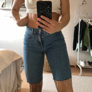 Jeansshorts - Knälånga jeansshorts i storlek 28, sitter som S! Jag är ca 162 lång💜 Från junkyard!