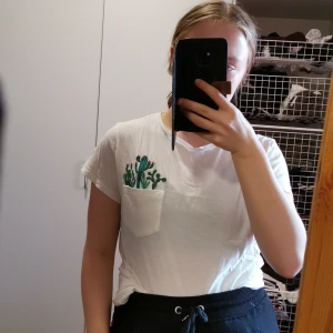 T-shirt från hm - T-shirt från Hm med kaktus brodyr på bröstet. Storlek M. Passar mig som vanligtvis har storlek 36/38. Sparsamt använd! 40 kr plus frakt. 