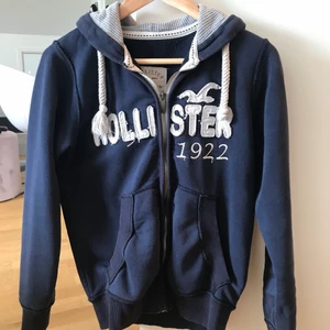 Hollisterkofta - Kofta från Hollister i mörkblå färg. Storlek S. Köparen står för frakten