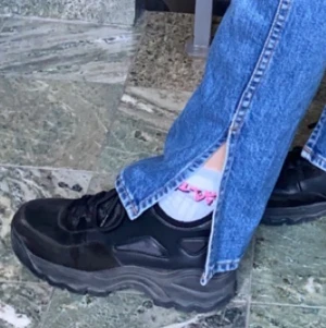 Weekday jeans - Jag säljer mina jeans från weekday, med slits längst ner. Dom är sparsamt använda🌻 säljer för dom har blivit för små! Skriv för mer frågor eller bilder🌺❤️