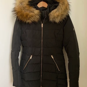 Rockandblue jacka  - Jacka ifrån rockandblue i storlek 34 sparsamt använd i jätte fint skick! (Inte äkta päls)                                     Säljer för 500kr 