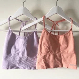 Better Bodies 2 toppar - Två träningstoppar. Paketpris, 100 kr för 2 st. Använda, lite dåliga sömmar men håller bra ändå (se bild). Fina i övrigt. Strl M men lite små i strl, passar även en S. Tyvärr för små för mig, hade behållt annars. OBS finns inga ingen fyllning till kuporna kvar. Tog bort den och har använt utan. Frakt 59 kr.