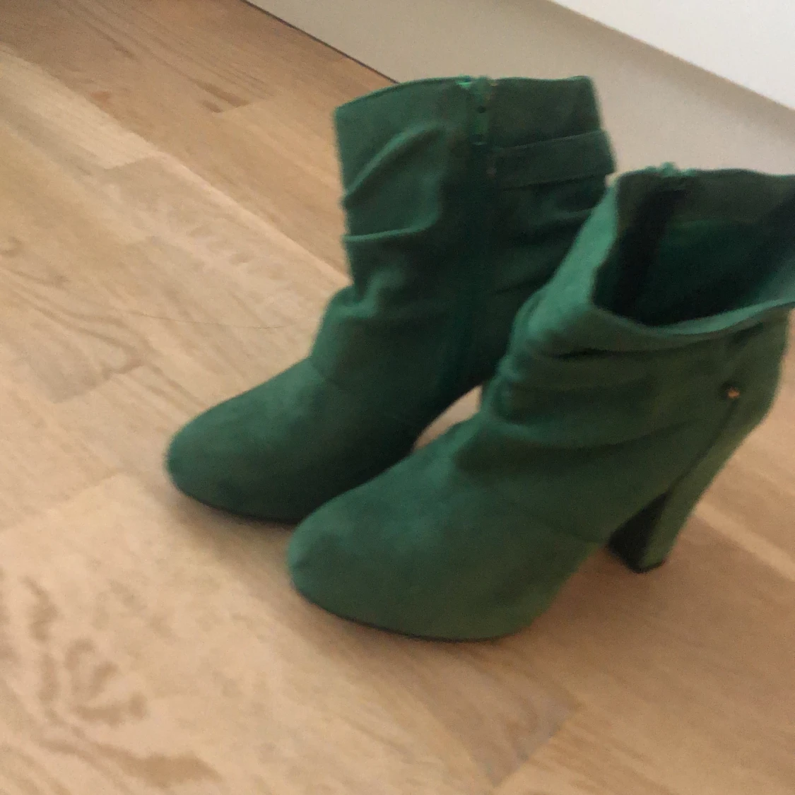 Gröna stövletter i storlek 37