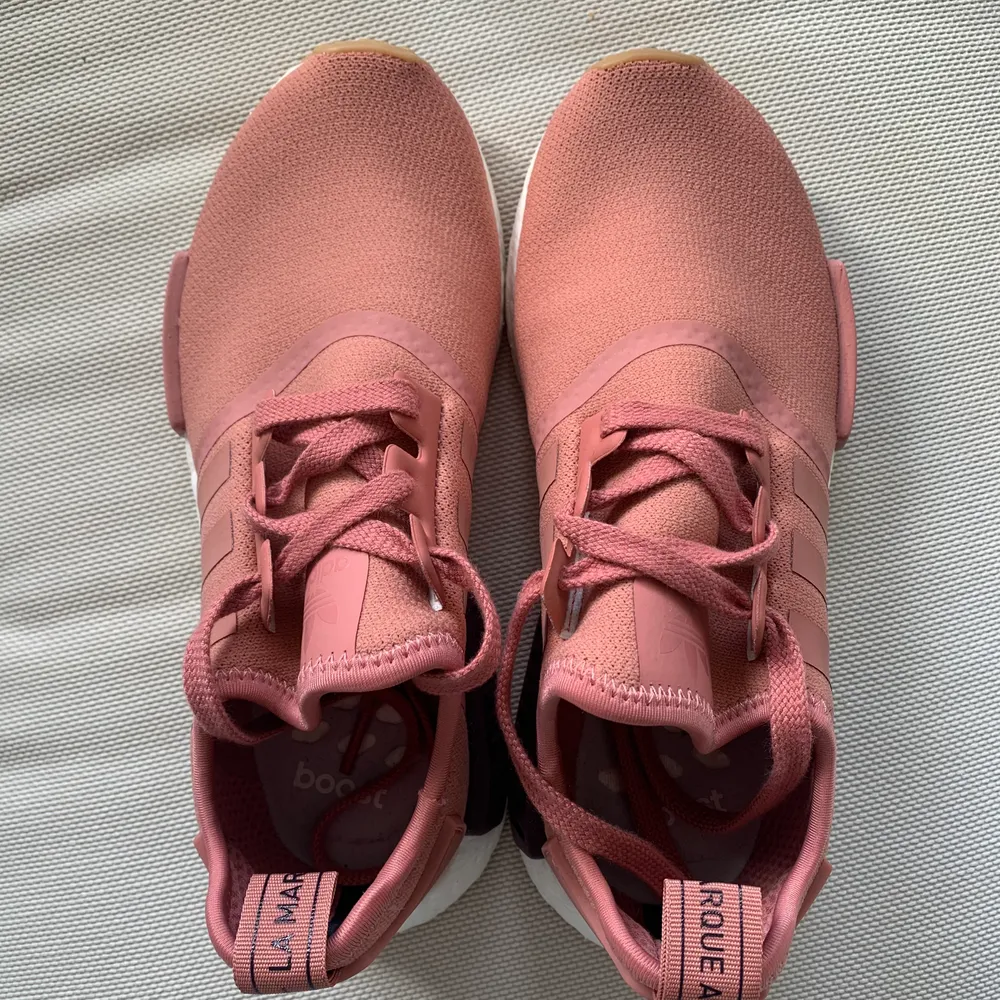Adidas nmd skor i färgen rosa/gammaldags rosa. Storlek 39,5 om man utgår från storleksmärket i skon. Enbart provade, säljes pga används ej. Nypris 1399kr. . Skor.