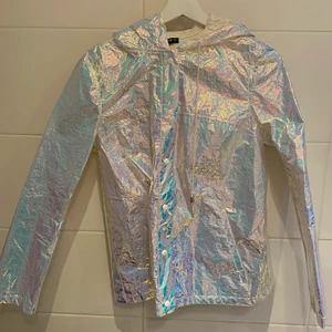 Regn jacka - Super cool regn jacka från SHEIN i storlek S. Kan mötas upp i Stockholm men även frakta, köparen står då för frakten🌸