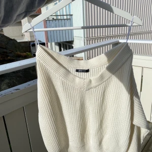 Stickad tröja från Gina tricot - En superfin stickad tröja från Gina tricot i storlek M! Jätteskön och passar så bra i höst, använder inte längre då den är något för liten men superbra skick.  Passar dessutom till allt då den ändå är neutral🍁köpt för ca 350kr!! Skriv gärna vid intresse och  fler bilder  