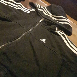 Adidas - Ganska använd fattas snören till tröjan bara