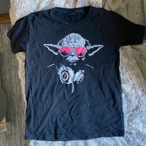 Svart T-shirt  - Frakt: 63kr💞