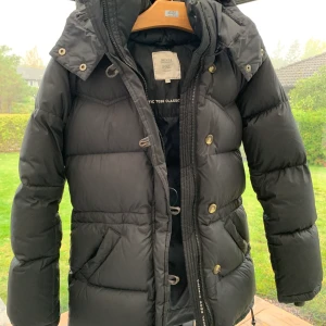 Alexandra Down Jacket- Boomerang - Säljer min Alexandra Down Jacket från Boomerang i färgen svart, storlek XXS (passar även XS). Fint skick och sparsamt använd. Nypris 5999 kr. Köpare står för frakt. 